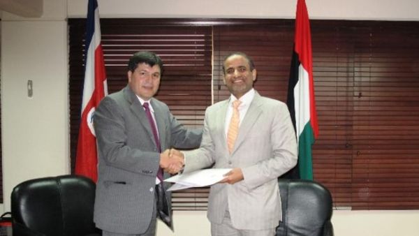 Saif Al Suwaidi, Director General of the UAE General Civil Aviation Authority and Jorge Vargas, Director of Consejo Tecnico de Aviacion Civil of Costa Rica while exchanging the ASA