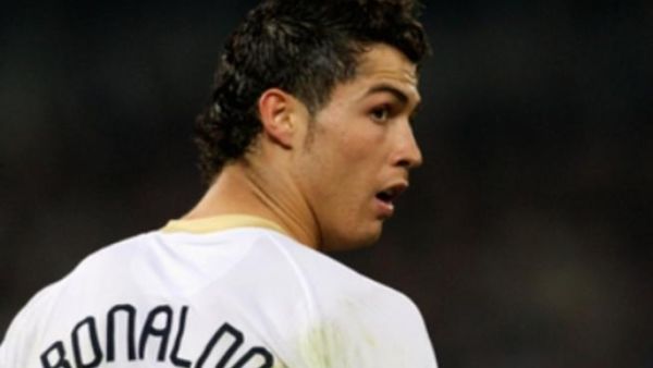 أكبر صفقة في تاريخ كرة القدم كانت انتقال اللاعب البرتغالي كريستيانو رونالدو من نادي مانشستر يونايتد الإنجليزي إلى نادي ريال مدريد الإسباني في صيف 2009