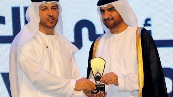 عبد الله بن دميثان يتسلم الجائزة من الشيخ عبدالله بن سالم القاسمي نائب حاكم الشارقة.