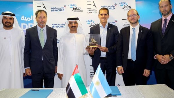 محمد المعلم، المدير التنفيذي للمنطقة الحرة لجبل علي يوقع الاتفاقية مع الطرف الأرجنتيني.