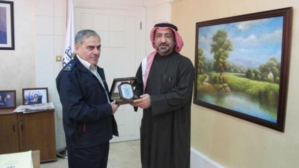 Ahmed Butti Ahmed exchanging gifts with Galib Al-Saraera, Director General of the Jordanian Customs