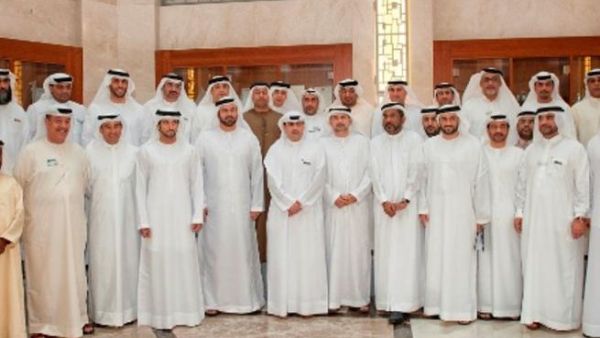 سمو الشيخ حمدان بن محمد بن راشد آل مكتوم مع موظفي دائرة التنمية الاقتصادية بدبي