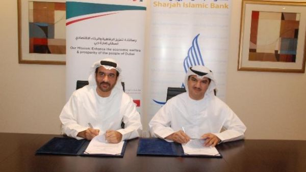 خالد القاسم، نائب المدير العام للشؤون التنفيذية في دائرة التنمية الاقتصادية بدبي؛ ومحمد عبد الله، الرئيس التنفيذي لمصرف الشارقة الإسلامي، خلال توقيع الاتفاقية