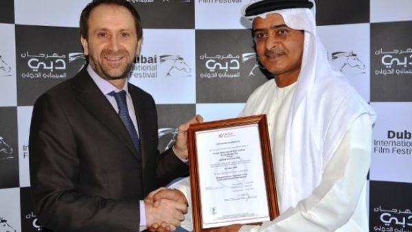 عبدالحميد جمعة، رئيس المهرجان وبراين باكستر، مدير فرع مؤسسة لويدز في الإمارات العربية المتحدة