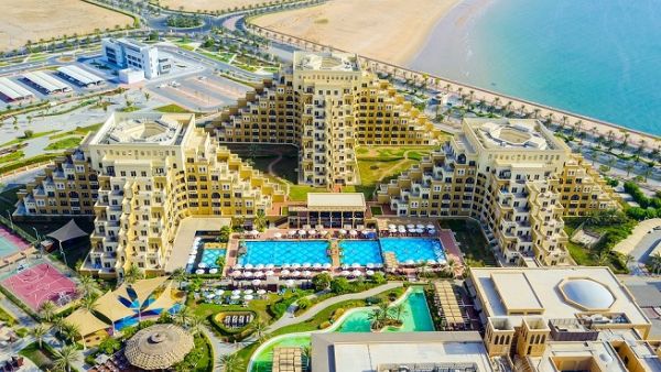 يوفر المنتجع نظام الخدمة الشاملة لتجربة غير محدودة من المأكولات والمشروبات الممتازة في جميع مطاعم وردهات المنتجع.