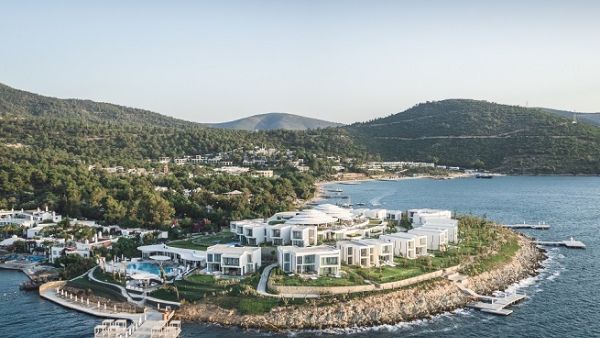 يتميز Nikki Beach النادي الشاطئي والمطعم بالديكور الأبيض الخالص الخاص بهذه العلامة التجارية.