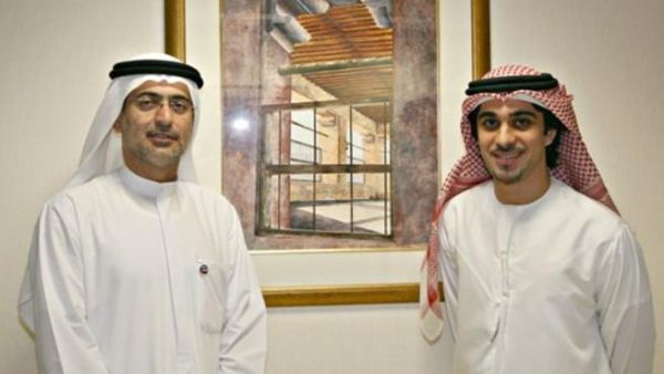 محمد شرف، المدير التنفيذي لموانئ دبي العالمية وفريد محمد الريس، مع اللوحة التي بيعت في المزاد الخيري