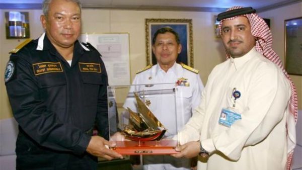 Tariq Bin Khalifa, Director Account Management, General Cargo, DP World - UAE Region, presenting the visiting naval officers with a plaque commemorating their visit 