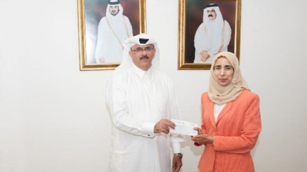 DR. Hanan receiving check from Tasweeq