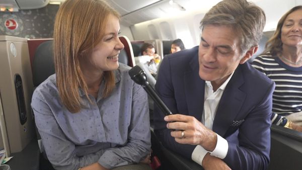 Öz, the producer and host of the American TV show "The Dr. Oz Show," will advise Turkish Airlines' passengers on healthy nutrition and exercise. (Trade Arabia)