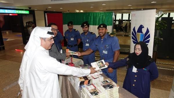 مسافرون سعداء بالكتب التي وزعت عليهم