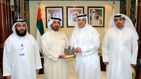 سعادة أحمد بطي يقدم درع جمارك دبي لمدير المكتب الإقليمي لتبادل المعلومات بالشرق الأوسط ريلو سعادة أحمد بطي يقدم درع جمارك دبي لمدير المكتب الإقليمي لتبادل المعلومات بالشرق الأوسط ريلو
