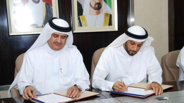 سعادة جمال ماجد بن ثنية، رئيس مجلس إدارة دبي التجارية، واللواء محمد أحمد المري، مدير الإدارة العامة للإقامة وشؤون الأجانب بدبي يوقعان مذكرة التفاهم