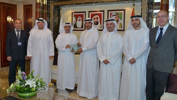 أحمد محبوب مصبح يتسلم الجائزة من جمعة الغيث بحضور فريق الجائزة أحمد محبوب مصبح يتسلم الجائزة من جمعة الغيث بحضور فريق الجائزة