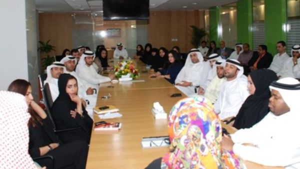 سعادة ليلى محمد سهيل، المدير التنفيذي لمؤسسة دبي للفعاليات والترويج التجاري خلال الاجتماع مع الأعضاء