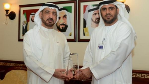 أحمد بطي يتسلم الجائزة من خليل صقر