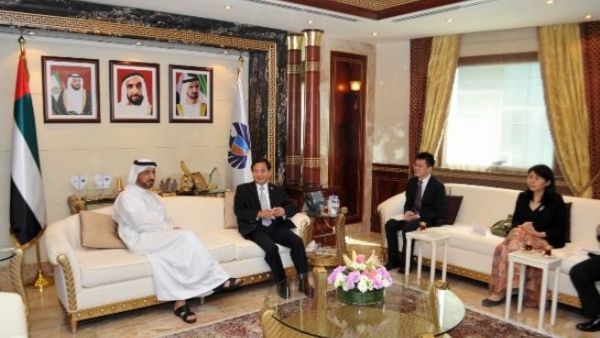 أحمد بطي أحمد خلال استقباله تانج ويبين، القنصل العام الصيني في دبي