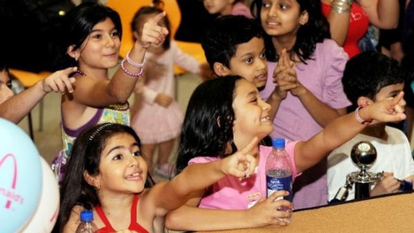 أطفال يشاركون في فعاليات مفاجآت صيف دبي في إحدى مراكز التسوق