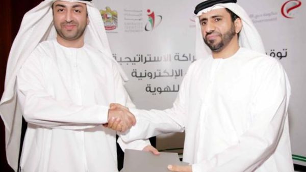 أحمد بن حميدان مدير عام حكومة دبي الإلكترونية، والدكتور المهندس علي محمد الخوري مدير عام هيئة الإمارات للهوية، خلال نوقيغ الاتفاقية