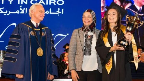 حصلت مشرف على درجة البكالوريوس في إدارة الأعمال من الجامعة الأمريكية بالقاهرة كما حصلت على كأس عمر محسن للإنجاز الرياضي لتمثيلها الجامعة بنجاح في البطولات المحلية والدولية.