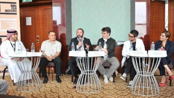 الموزعون والمنتجون خلال المناقشة