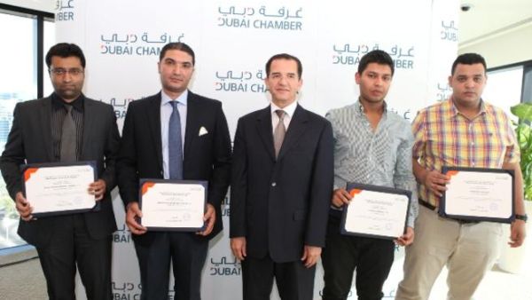 بلعيد رتّاب، رئيس قطاع الأبحاث الاقتصادية والتنمية المستدامة في غرفة دبي مع الفائزين