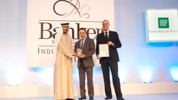 الدكتور عدنان شلوان، نائب الرئيس التنفيذي، بنك دبي الإسلامي يستلم الجائزة