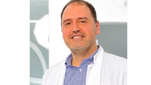 الدكتور إيميل ديديول، اختصاصي جراحة الوجه والفك بمركز "ريبينياك بوليكلينيك" الطبي في العاصمة الكرواتية زغرب.