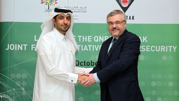 الدكتور حمد الإبراهيم، نائب الرئيس التنفيذي لقطاع البحوث والتطوير بمؤسسة قطر، والدكتور أوركون هاسيكي أوغلو، نائب رئيس المجلس التركي للبحوث العلمية والتكنولوجية، خلال إطلاق مبادرة التمويل المشترك حول الأمن الإلكتروني.