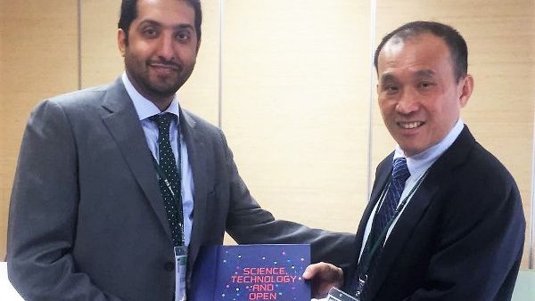 الدكتور حمد الإبراهيم، نائب الرئيس التنفيذي لقطاع البحوث والتطوير بمؤسسة قطر، والسيد ليم شيوان بوه، رئيس وكالة العلوم والتكنولوجيا والبحوث بسنغافورة، أثناء مشاركتهم في الدورة الرابعة عشرة من منتدى العلوم والتكنولوجيا في المجتمع في اليابان.