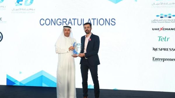 د. محمد الزرعوني خلال تسليم الجائزة للفائز د. محمد الزرعوني خلال تسليم الجائزة للفائز