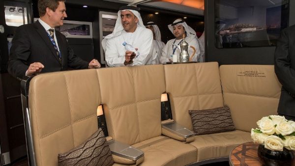 بيتر بومغارتنر، الرئيس التنفيذي للاتحاد للطيران، مع سمو الشيخ سيف بن زايد آل نهيان، نائب رئيس مجلس الوزراء وزير الداخلية، في منطقة "المجلس" على متن طائرة الاتحاد للطيران طراز إيرباص A380 خلال جولة سموه بالطائرة.
