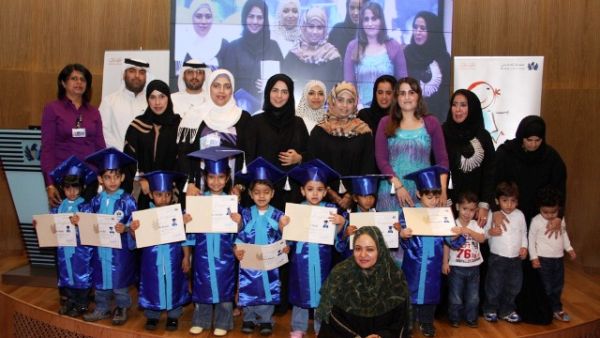 فريال توكل، مدير تنفيذي قطاع الشؤون المجتمعية والشراكة الحكومية أثناء تكريم الأطفال الخريجين