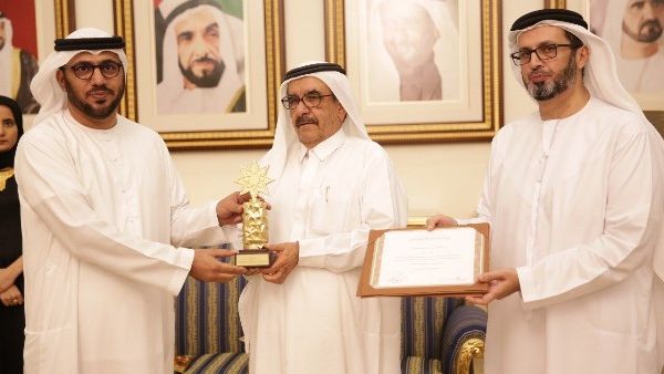 وتسلم خليل صقر بن غريب مدير إدارة الاتصال المؤسسي في جمارك دبي درع الجائزة خلال الحفل، الذي أقيم تحت رعاية سمو الشيخ حمدان بن محمد بن راشد آل مكتوم ولي عهد دبي.