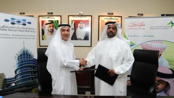 Qadhi Saeed Al Murooshid, Director General of Dubai Health Authority, and Mohammed Al Zarooni, Vice President and CEO of Dubai Silicon Oasis Authority shaking hands during the signing