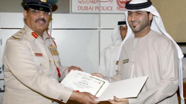 General Rashid Al Mazroui, Director-General of Supplies & Services Department, Dubai Police, presenting a special certificate of appreciation to a Tejari team member General Rashid Al Mazroui, Director-General of Supplies & Services Department, Dubai Police, presenting a special certificate of appreciation to a Tejari team member