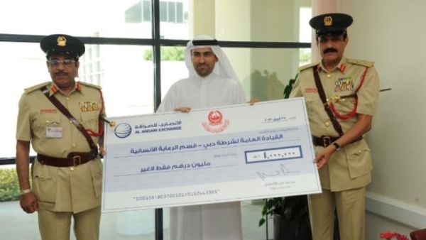 Dubai Police receiving the award 