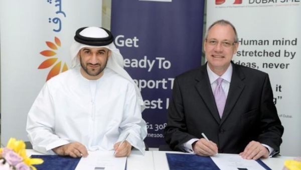 عبد الباسط الجناحي، المدير التنفيذي لمؤسسة محمد بن راشد لتنمية المشاريع الصغيرة والمتوسطة ودوغلاس بيكيت، رئيس مجموعة الخدمات المصرفية للأفراد في المشرق خلال توقيع الاتفاقية