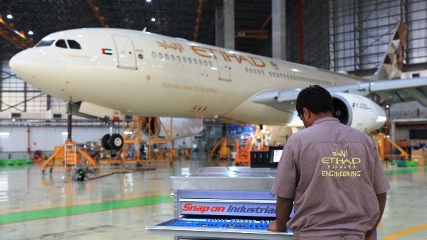 أحد مهندسي الطائرات يستخدم النظام الآلي الجديد لإدارة الأدوات أمام طائرة تابعة للاتحاد للطيران من طراز إيرباص A330 تخضع لصيانة دورية