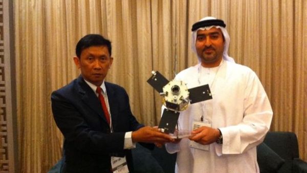 Ahmed Obaid Al Mansoori, Director General of EIAST, and Somchet Thinaphong, Chairman of GISTDA, during the signing Ahmed Obaid Al Mansoori, Director General of EIAST, and Somchet Thinaphong, Chairman of GISTDA, during the signing