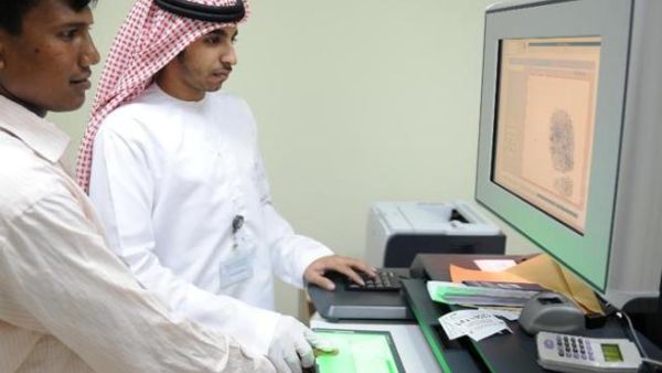 متعاملون في مركز مصفح 2 الملحق بمركز الفحص والصحة الوقائية خلال عملية استكمال اجراءات التسجيل في بطاقة الهوية