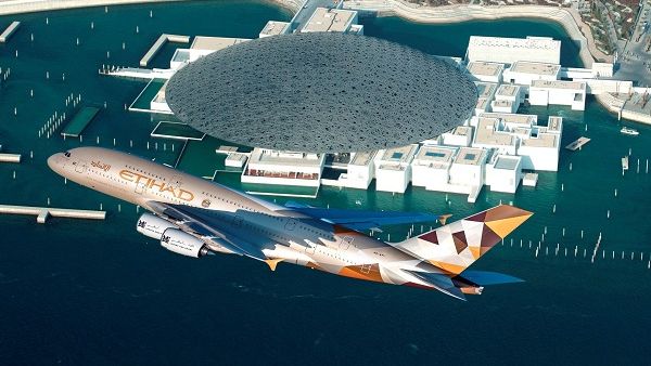 بدأت الاتحاد للطيران عملياتها الجوية في 5 نوفمبر 2003، مع طائرة واحدة من طراز إيرباص A330-200 قامت برحلة رمزية إلى مدينة العين.