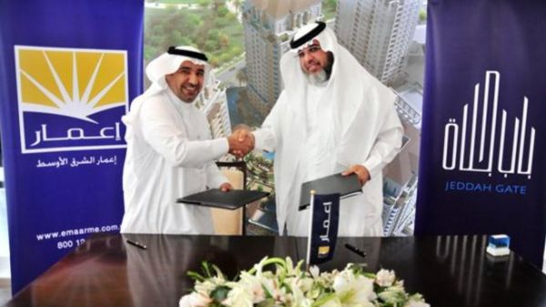 Eng. Ahmad Al Kulli, General Manager of Emaar Middle East, and Mr. Ahmed Al Jabr, CEO of Azmeel Contracting & Construction Corporation, sign the construction contract for Abraj Al Hilal 2 in Jeddah Gate Eng. Ahmad Al Kulli, General Manager of Emaar Middle East, and Mr. Ahmed Al Jabr, CEO of Azmeel Contracting & Construction Corporation, sign the construction contract for Abraj Al Hilal 2 in Jeddah Gate