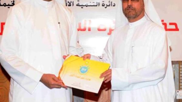 عبدالرؤوف عبدالعزيز، مدير عمليات محطات الوكلاء في "امارات" يتسلم شهادة التقدير من الشيخ محمد بن كايد القاسمي، نائب رئيس دائرة التنمية الاقتصادية في رأس الخيمة 