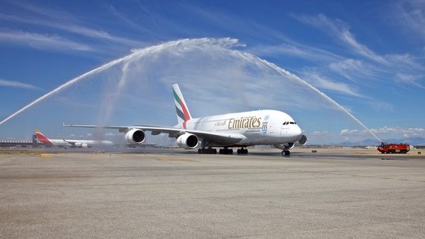 طائرة الإمارات الإيرباص A380 لأول مرة في مطار مدريد الدولي طائرة الإمارات الإيرباص A380 لأول مرة في مطار مدريد الدولي