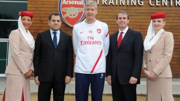 Boutros Boutros,Emirates’ Divisional Senior Vice President, Corporate Communications, Arséne Wenger,Manager, Arsenal FC and Tom Fox,Chief Commercial Officer, Arsenal FC are flanked by two members of Emirates’ Cabin Crew at Arsenal’s London Colney Training Centre