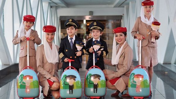 ملابس طيارين ومضيفين للأطفال تتوفر الآن في متاجر طيران الإمارات بدبي