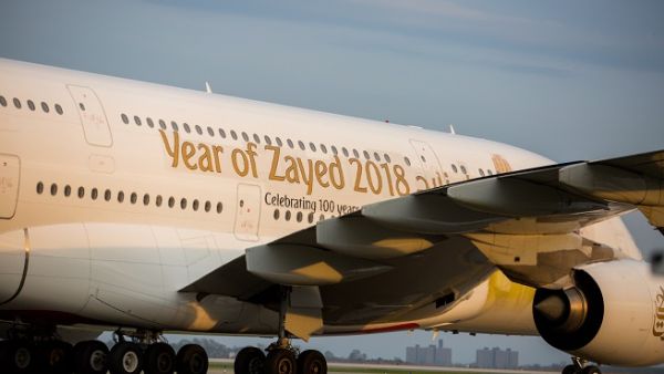 رحلة طيران الإمارات رقم ئي كيه 205 بطائرة A380 بشعار عام زايد في مطار جون إف كينيدي الدولي في نيويورك.