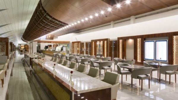 Emirates is seeking new revenue sources after being hit by tough economic conditions. (GB)