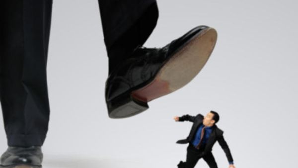 يعمد بعض أصحاب المعامل والشركات في سوريا إلى تسريح الموظفين وسحب مبالغ مالية من المصارف بحجة الخوف من الأزمة والبحث عن مصادر أكثر أمناً.. والضحية في جميع الأحوال هو الموظف.